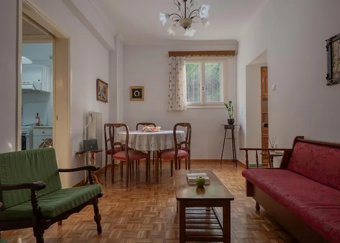 Διπλα Σε Μετρο, Κοντα Στην Ακροπολη